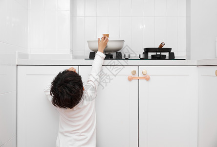 居家儿童厨房厨具危险隐患图片
