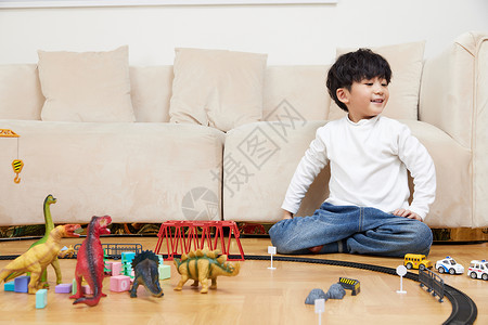 安全成长在客厅玩玩具的开心小男孩背景