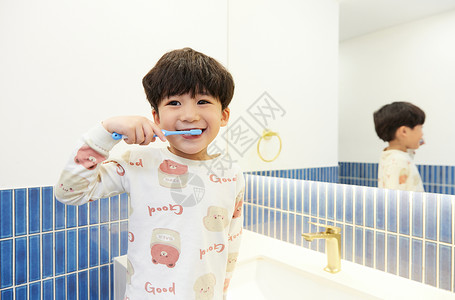 爱在教育素材在洗漱台刷牙的可爱小男孩背景