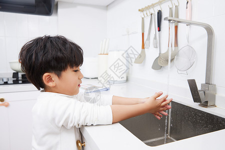 儿童戏水池在厨房水池洗手的小男孩背景