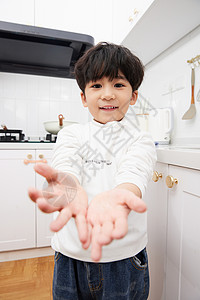 预防自杀日居家儿童洗完手后向镜头展示背景