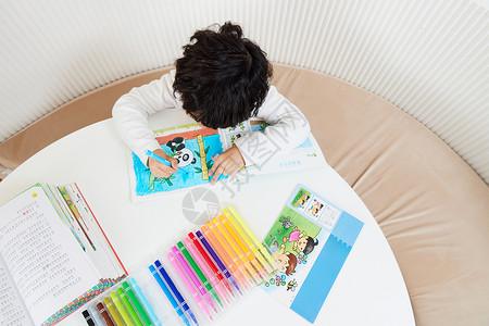 儿童画画写字小男孩坐在桌前画画背景