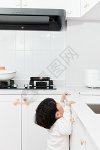 好奇厨房厨具的居家儿童图片
