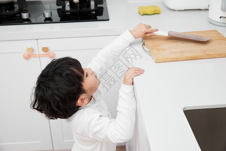 居家儿童使用厨房厨具危险形象高清图片