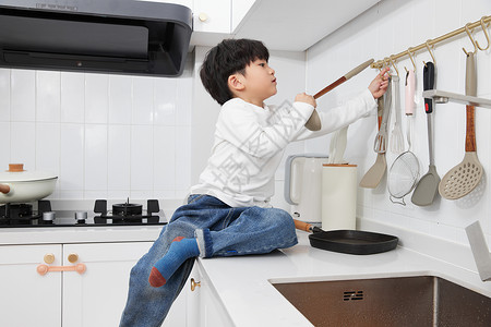 居家儿童厨房厨具安全使用提示图片