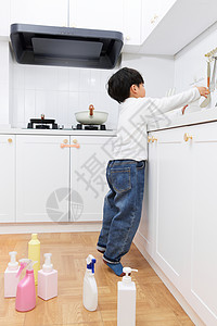 儿童居家清洁用品安全使用提示图片