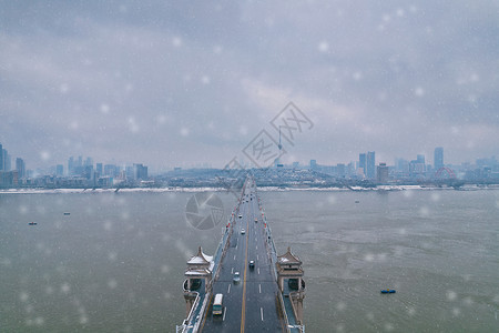 武汉长江大桥冬天雪景交通车流图片
