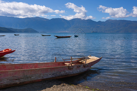 山猪泸沽湖和水面上的猪槽船背景