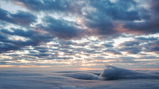 云顶上的日出背景图片