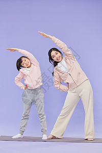 母亲和女儿一起做伸展运动高清图片