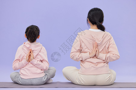 母亲和女儿做瑜伽背影图片