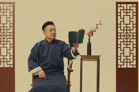 工笔画中国风长袍中年男性背景图片
