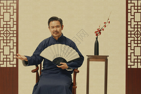 中国风工笔画男性相声演员拿纸扇图片