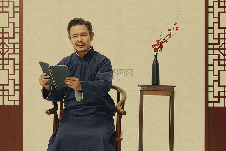 中国风长袍男性看书阅读图片