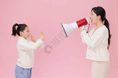 愤怒了素材母亲拿着扩音器对着女儿喊话背景