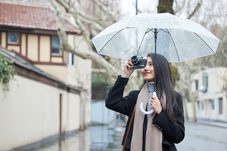 雨天拍照女性雨天路边拍照背景