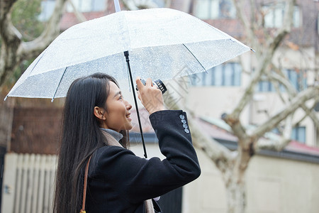 雨天拍照女性雨天户外拍照背景