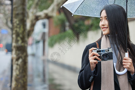 年轻女性雨天拍照背景