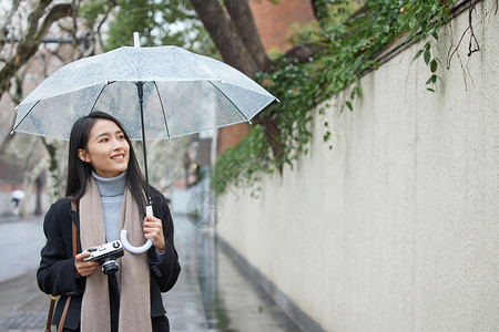 雨天拍照女性雨天逛街拍照背景