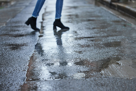 雨天行走的女性腿部特写高清图片