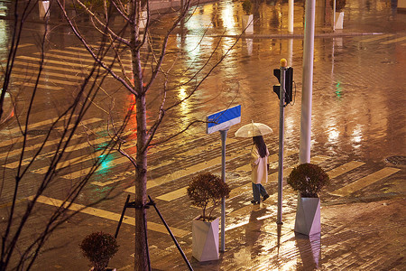 在雨天走路人雨天过斑马线的人背景