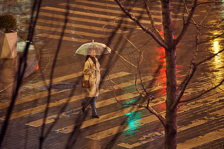 在雨天走路人夜晚雨天过斑马线的女人背景