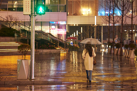 扶过马路下雨天撑伞的女性背影背景