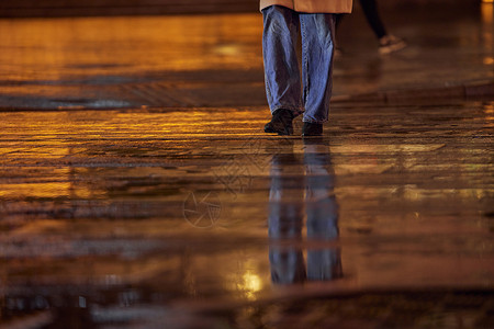 在雨天走路人雨天过马路的女性腿部特写背景