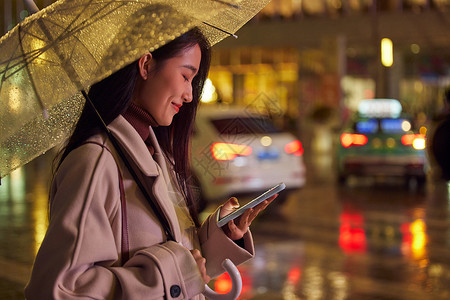 走路手机下雨天站在路边使用手机的女性背景