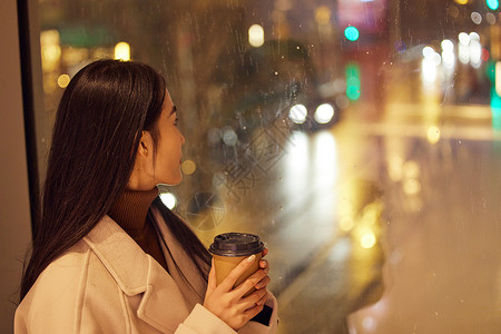 雨天看向窗外的女性图片