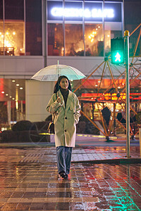 下雨天撑着伞走过斑马线的女生图片