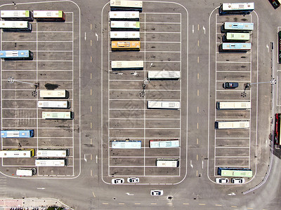 俯拍公交车停靠站运输高清图片素材