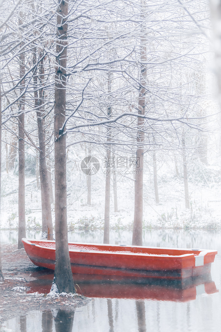 南京钟山风景区燕雀湖雪景船只图片