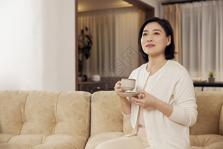 气场背景短发中年女性居家喝咖啡背景