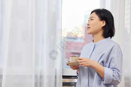 气场背景短发中年女性窗前喝咖啡背景