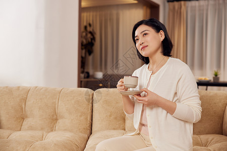 短发中年女性居家喝茶高清图片