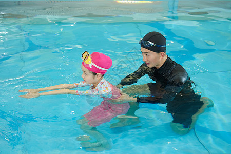 小女孩游泳馆学习游泳课程休闲高清图片素材