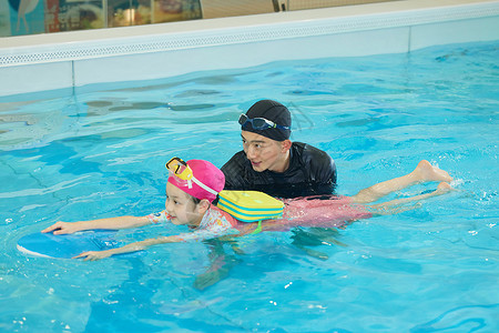 小女孩游泳馆学习游泳游泳教练高清图片素材