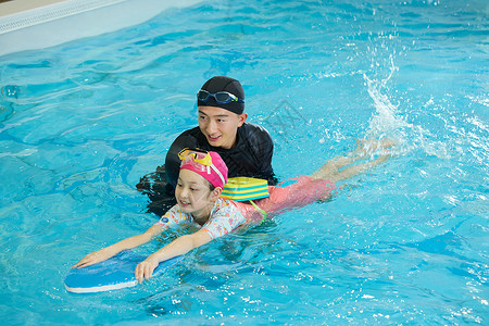 小女孩游泳馆学习游泳课程游泳教练高清图片素材