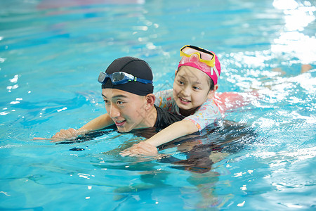 教练带小女孩游泳学习高清图片素材