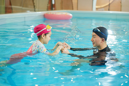 游泳教练教小女孩学游泳背景图片