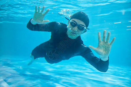 水下游泳的游泳教练图片