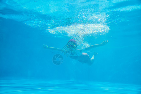 小女孩泳池水下游泳图片