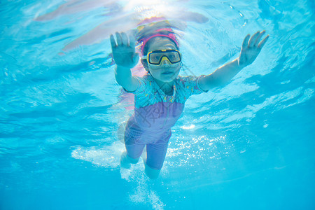 水底游泳的小女孩背景图片