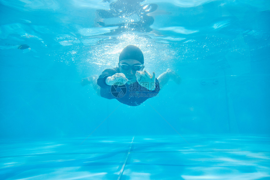 游泳教练水下游泳形象图片