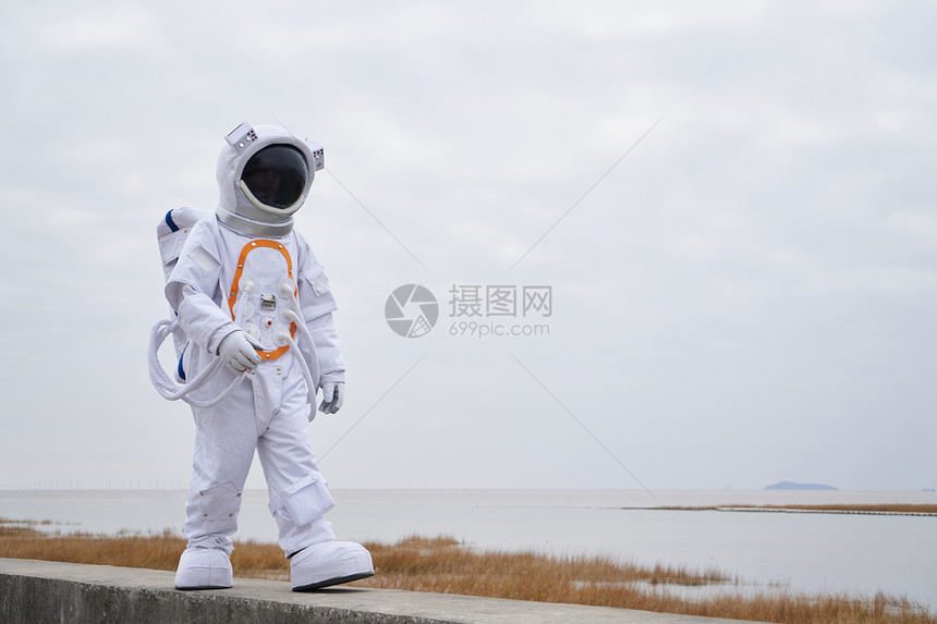 穿着宇航服的男性户外行走探索图片