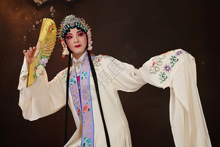 中国风舞台女昆曲表演者拿着折扇背景