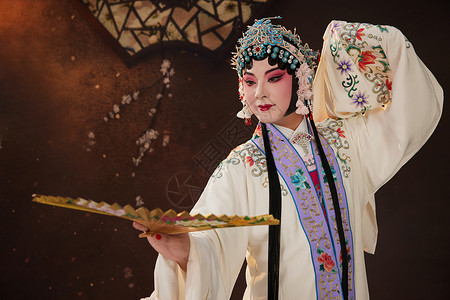 中国风京剧女昆曲表演者拿着折扇背景