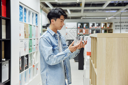 青年男性逛街采购日用品图片