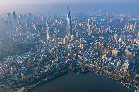 晨雾下的南京城市建筑图片